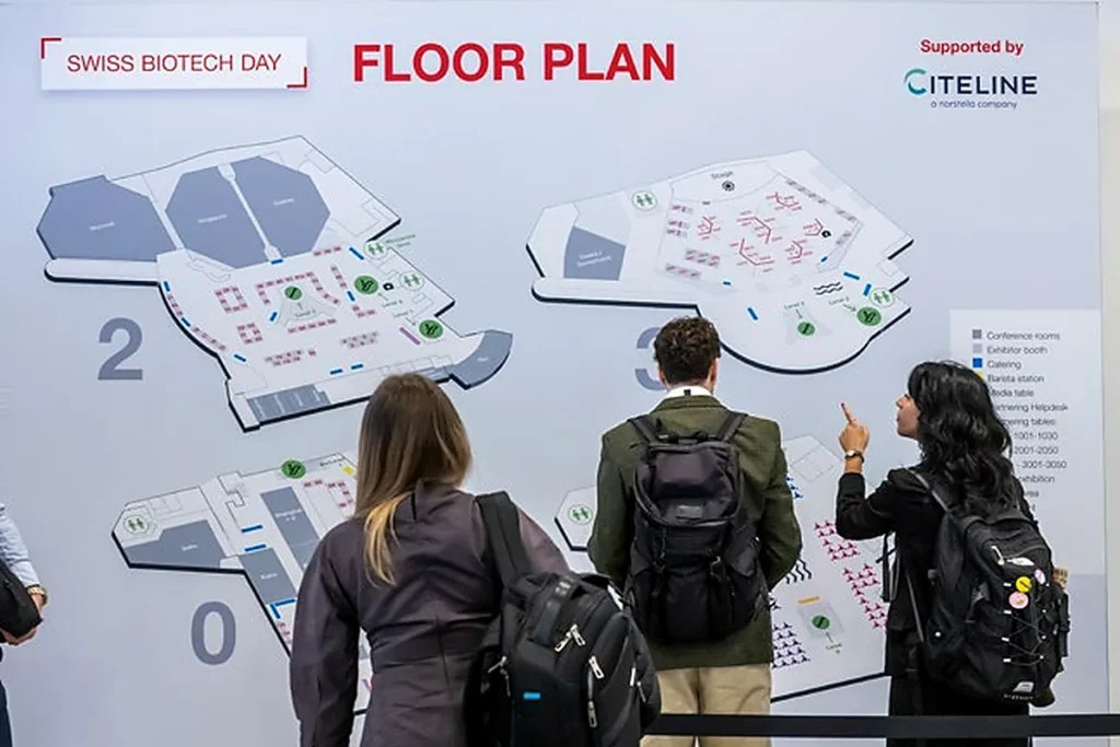 Visitors consulting the Swiss Biotech Day floor plan