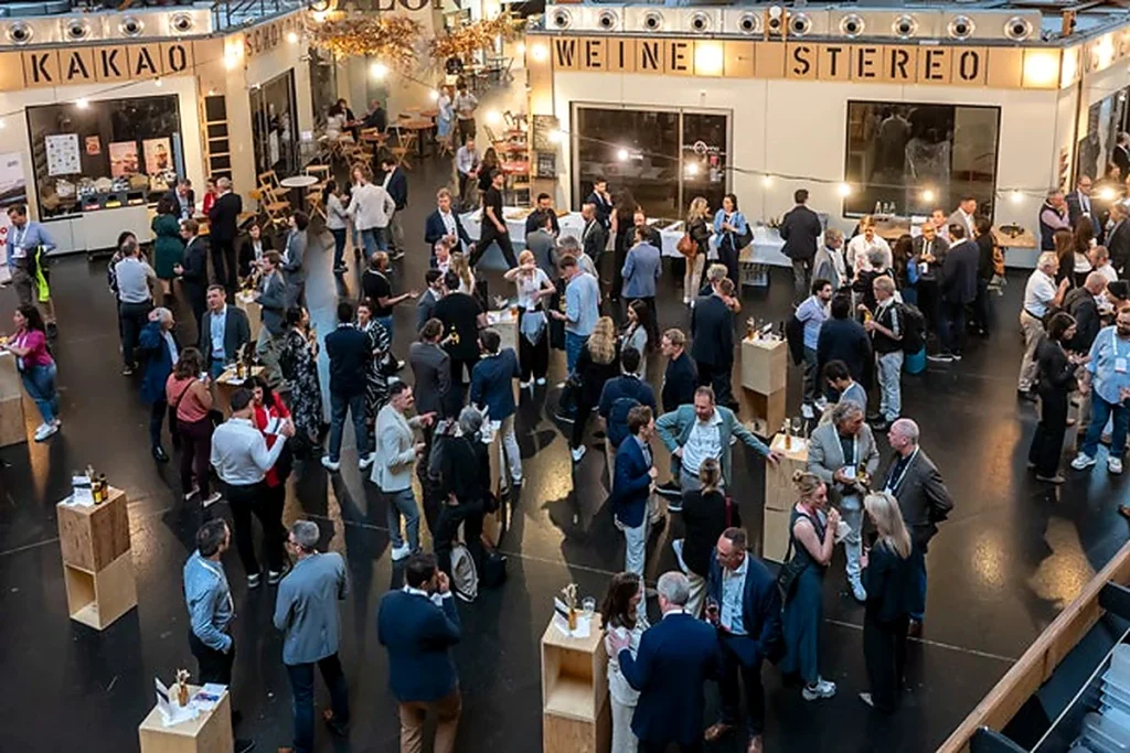 Guests at the Swiss Biotech Day welcome reception in the Markthalle
